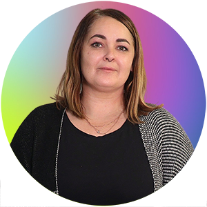 Auf dem Bild ist Frau Melissa Henze. Sie trägt eine graue gemusterte Strickjacke.