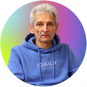 Auf dem Bild ist Herr Matthias Meyer. Er trägt einen blauen Kapuzenpullover mit dem Text 'DAILY'.